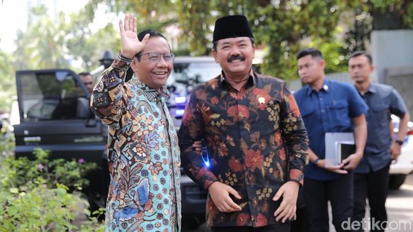 Momen Menko Polhukam Hadi Disambut Pelukan Hangat Mahfud Md