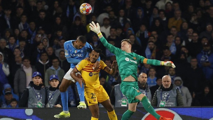 Soccer Football - Champions League - Round of 16 - First Leg - Napoli v FC Barcelona - Stadio Diego Armando Maradona, Naples, Italy - February 21, 2024 Napolis Juan Jesus in action with FC Barcelonas Jules Kounde and Marc-Andre ter Stegen REUTERS/Ciro De Luca