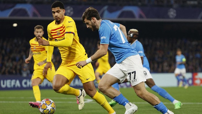 Soccer Football - Champions League - Round of 16 - First Leg - Napoli v FC Barcelona - Stadio Diego Armando Maradona, Naples, Italy - February 21, 2024 FC Barcelonas Ronald Araujo in action with Napolis Khvicha Kvaratskhelia REUTERS/Ciro De Luca