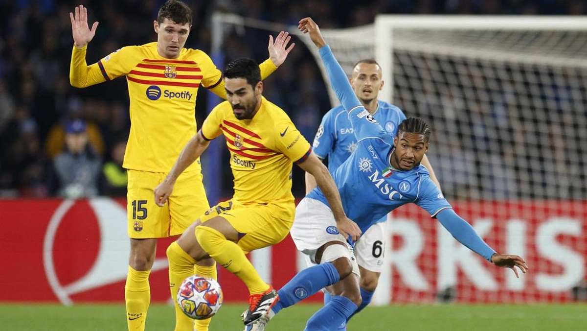 Napoli vs Barcelona berakhir 0-0 di babak pertama (Foto: REUTERS/REMO CASILLI)