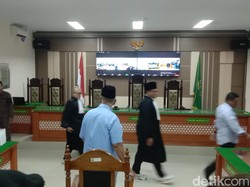 Baju Biru Muda Panji Gumilang Saat Hadapi Sidang Tuntutan