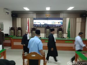 Baju Biru Muda Panji Gumilang Saat Hadapi Sidang Tuntutan Baju Biru Muda Panji Gumilang Saat Hadapi Sidang Tuntutan