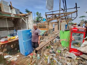 Cerita Warga Lindungi Istri di Pinggir Kulkas Saat Puting Beliung Rancaekek Cerita Warga Lindungi Istri di Pinggir Kulkas Saat Puting Beliung Rancaekek