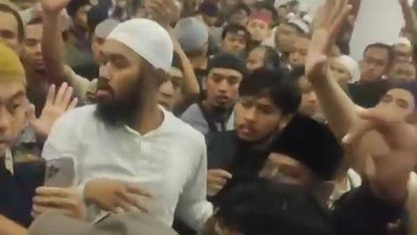 penolakan pengajian riza basalamah di surabaya penolakan pengajian riza basalamah di surabaya