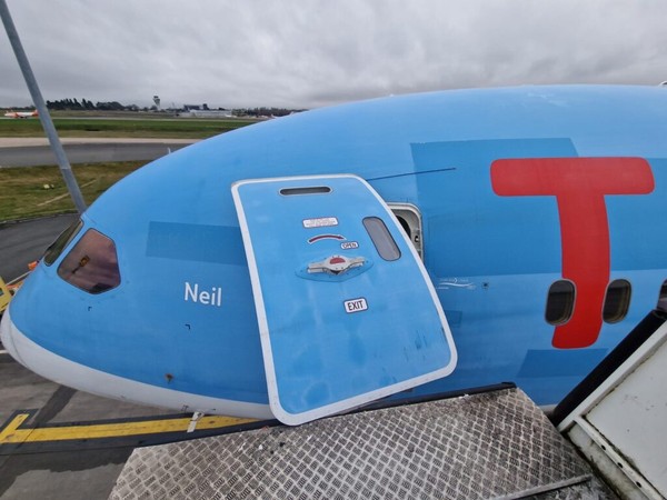 Pintu pesawat Boeing 787 TUI hampir lepas