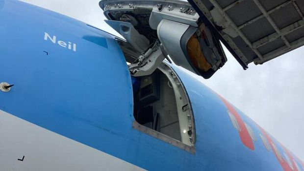 Pintu pesawat Boeing 787 TUI hampir lepas