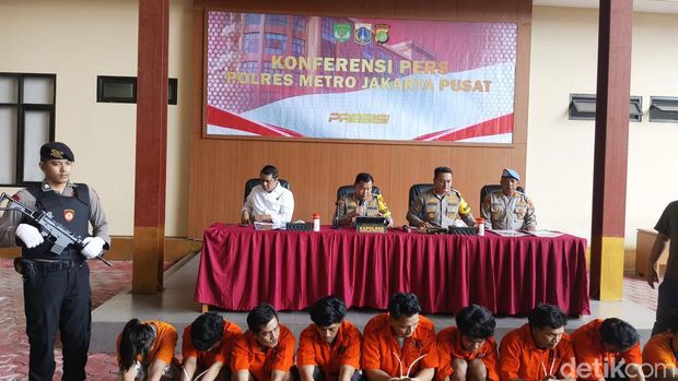 Polres Metro Jakarta Pusat merilis perkembangan terbaru terkait tahanan Polsek Tanah Abang yang kabur.