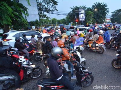 Potret Kemacetan Arus Lalu Lintas di Surabaya
