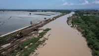 Potret Perbaikan Tanggul Sungai Wulan di Demak yang Sempat Jebol