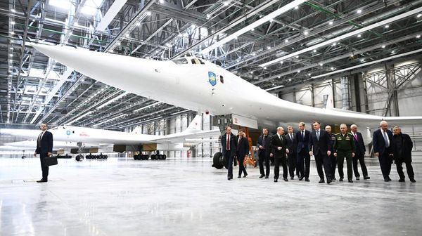 Potret Putin Tinjau Pembom Strategis Rusia di Pabrik Pesawat Kazan