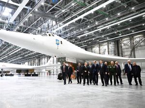 Potret Putin Tinjau Pembom Strategis Rusia di Pabrik Pesawat Kazan Potret Putin Tinjau Pembom Strategis Rusia di Pabrik Pesawat Kazan
