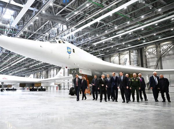 Potret Putin Tinjau Pembom Strategis Rusia di Pabrik Pesawat Kazan