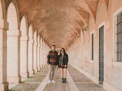 Gaya Stylish Nagita Slavina di Spanyol, Padukan Jaket Rp 109 Juta & Rok Mini