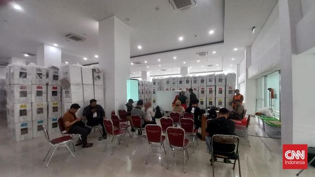 Salah dari enam proses rekapitulasi suara yang dilaksanakan oleh Kecamatan Kemayoran di Gelanggang Remaja Remayoran pada Rabu (21/2/2024). (CNNIndonesia/Hisyam)