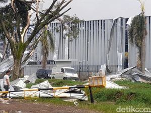 Kawasan Industri Dwipapuri Sumedang Porak-poranda Diterjang Tornado Kawasan Industri Dwipapuri Sumedang Porak-poranda Diterjang Tornado