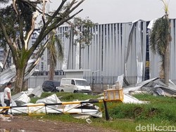 Kawasan Industri Dwipapuri Sumedang Porak-poranda Diterjang Tornado