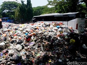 Warga Sambat 2 Bulan Terganggu Gunungan Sampah di Terminal Purabaya Warga Sambat 2 Bulan Terganggu Gunungan Sampah di Terminal Purabaya