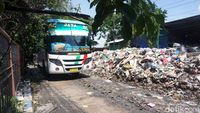 Duh! Sampah Menggunung di Terminal Purabaya