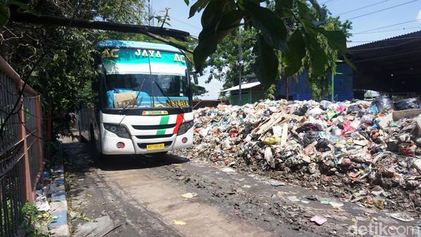 Duh! Sampah Menggunung di Terminal Purabaya
