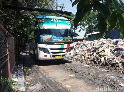 Duh! Sampah Menggunung di Terminal Purabaya
