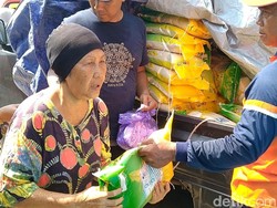 Paket Beras Murah di Pasar Kajen Pekalongan Ludes Diburu Emak-emak