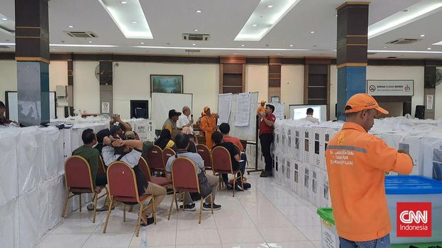 Setelah proses pemungutan suara dan penghitungan suara di tempat pemungutan suara (TPS) rampung dilakukan, para Kelompok Penyelenggara Pemungutan Suara (KPPS) pun menyetor kotak suara berisi surat suara hingga hasil perolehan suara ke tingkat kecamatan.