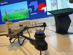 Telkomsel Enterprise Agrikultur: Drone Raksasa Sebar Pupuk Dalam Sekejap