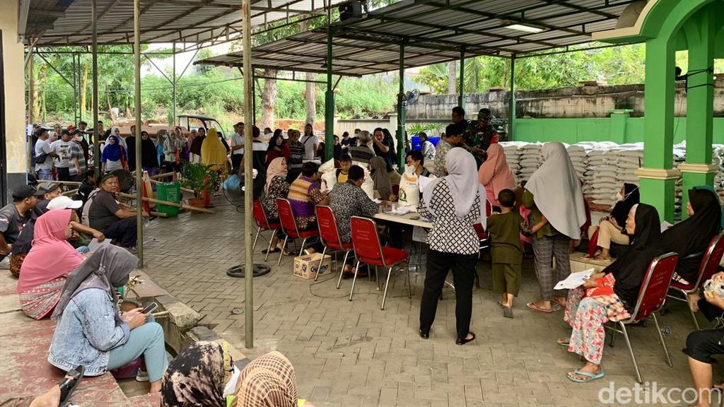 Tumpah Ruah Warga Susukan Jaktim Antre Bantuan Beras Tumpah Ruah Warga Susukan Jaktim Antre Bantuan Beras