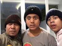 Jarang Tersorot, 7 Potret Anak Kembar Komeng Yang Humoris Mirip Sang Ayah