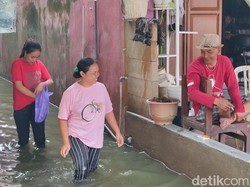 Petugas KPPS Terjang Banjir Bagikan Undangan Coblosan Susulan di Demak