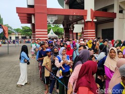 Sejumlah Anak Terpisah dari Ibunya Saat Antre Beras Murah di Kota Pasuruan