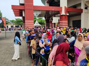 Sejumlah Anak Terpisah dari Ibunya Saat Antre Beras Murah di Kota Pasuruan Sejumlah Anak Terpisah dari Ibunya Saat Antre Beras Murah di Kota Pasuruan