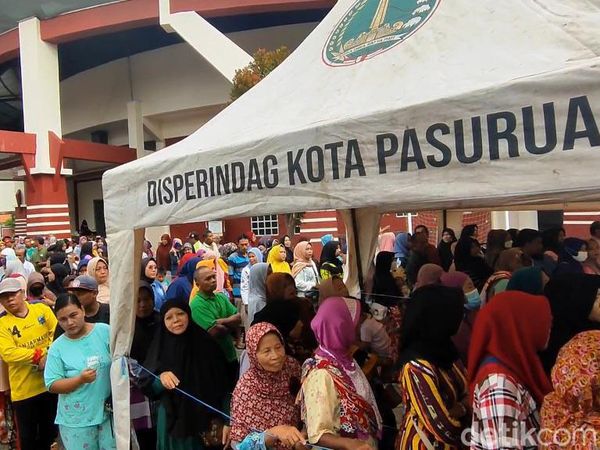 Antrean Panjang Beras Murah di Pasuruan