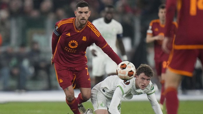 Romas Lorenzo Pellegrini, left, fights for a ball with Feyenoords Mats Wieffer during the Europa League play-off second leg soccer match between Roma and Feyenoord at Romes Olympic stadium, Thursday, Feb. 22, 2024 (AP Photo/Alessandra Tarantino)