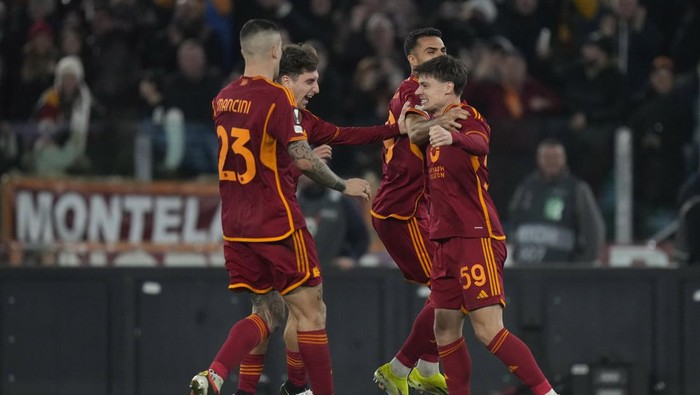 Romas Nicola Zalewski, right, celebrates after winning in a penalty kick shoot-out during the Europa League play-off second leg soccer match between Roma and Feyenoord at Romes Olympic stadium, Thursday, Feb. 22, 2024 (AP Photo/Alessandra Tarantino)