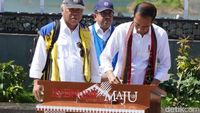 Lucunya Pak Bas, Ngawal Jokowi Sambil Gendong Tas Sendiri