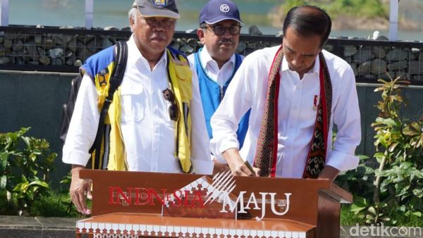 Lucunya Pak Bas, Ngawal Jokowi Sambil Gendong Tas Sendiri