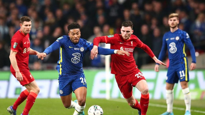 LONDON, ENGLAND - FEBRUARY 27: Andrew Robertson of Liverpool and Reece James of Chelsea battle for the ball during the Carabao Cup Final match between Chelsea and Liverpool at Wembley Stadium on February 27, 2022 in London, England. (Photo by Chris Brunskill/Fantasista/Getty Images)