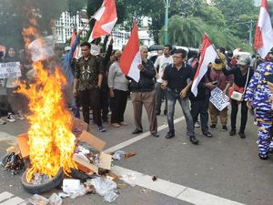 Massa Demo Bakar Ban di Depan Kantor KPU RI
