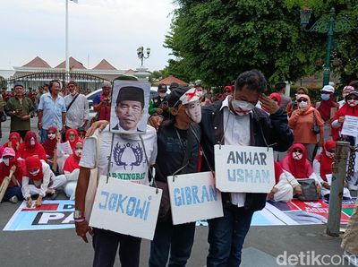Potret Demo di Depan Gedung Agung Jogja Tuntut Diskualifikasi Paslon 02