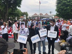 Massa Demo di Depan Gedung Agung Jogja, Tuntut Paslon 02 Didiskualifikasi