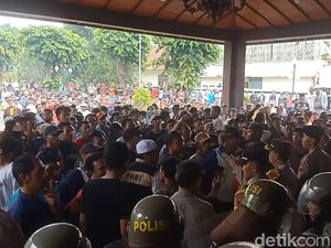 Fakta-fakta Ricuh Demo Tolak Penundaan Pilkades di Banjarnegara Fakta-fakta Ricuh Demo Tolak Penundaan Pilkades di Banjarnegara