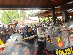 Demo Tolak Penundaan Pilkades di Banjarnegara Ricuh!