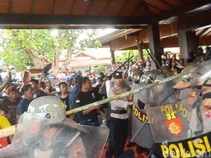 Demo Tolak Penundaan Pilkades di Banjarnegara Ricuh! Demo Tolak Penundaan Pilkades di Banjarnegara Ricuh!