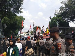 Massa Aksi Mulai Padati Jalan Depan KPU, Bawa Tuntutan Terkait Pilpres