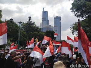 Massa Demonstran Beda Narasi Beraksi Berbarengan di Sekitar KPU