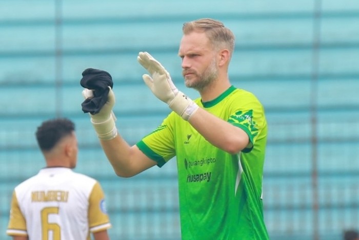 Kiper Dewa United, Sonny Stevens. Foto diunggah Jumat (23/2/2024).