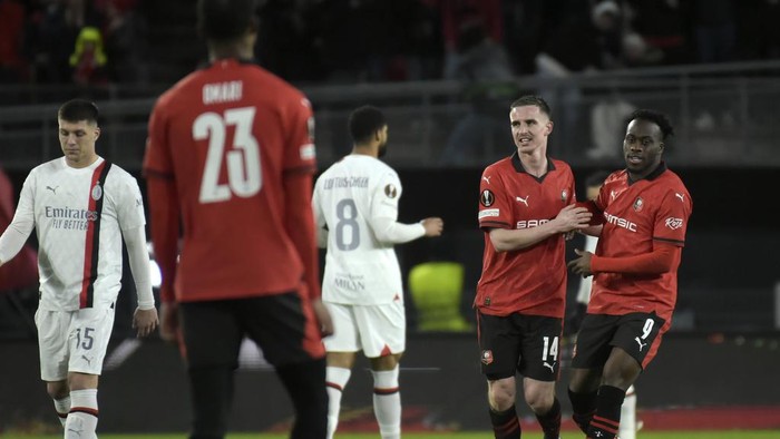 Rennes Benjamin Bourigeaud, second from leftt, celebrates with his teammate Arnaud Kalimuendo, right, his third goal after scoring from a penalty during the Europa League soccer match between Rennes and AC Milan at the Roazhon Park stadium in Rennes, western France, Thursday, Feb. 22, 2024. (AP Photo/Mathieu Pattier)