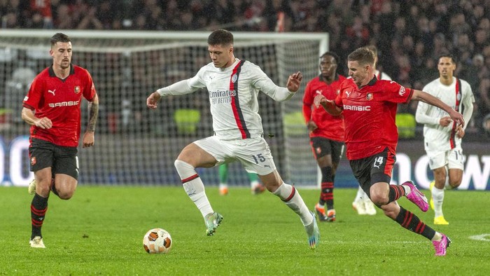 AC Milans Luka Jovic, center, and Rennes Benjamin Bourigeaud, right, vie for the ball during the Europa League soccer match between Rennes and AC Milan at the Roazhon Park stadium in Rennes, western France, Thursday, Feb. 22, 2024. (AP Photo/Mathieu Pattier)