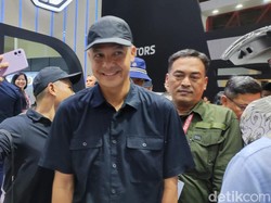 Gaya Santai Ganjar di Pameran Otomotif: Ngobrol-Foto Bareng Pengunjung